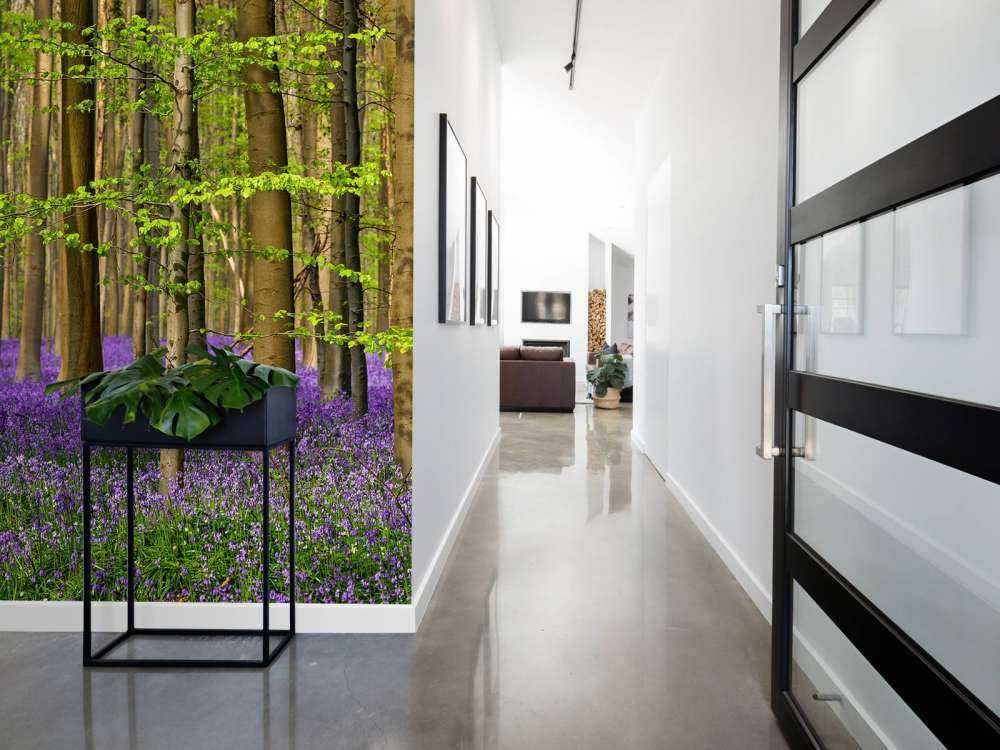 Bosque con flores moradas