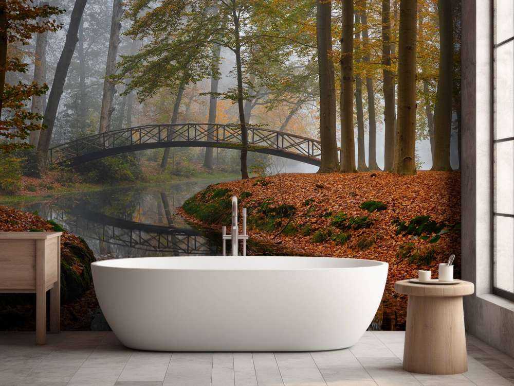 Puente en el bosque de otoño