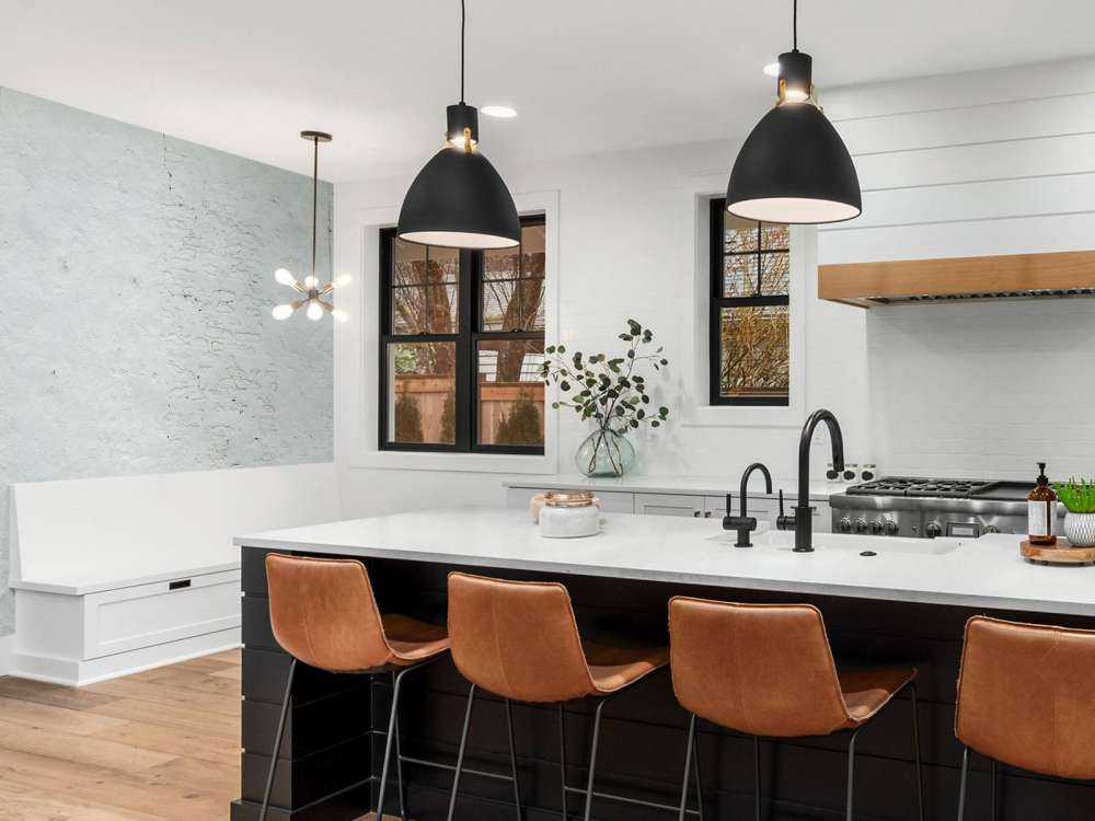 Pared con estuco blanco y anclajes de pared