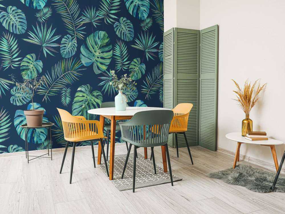 Hojas de palmera y monstera