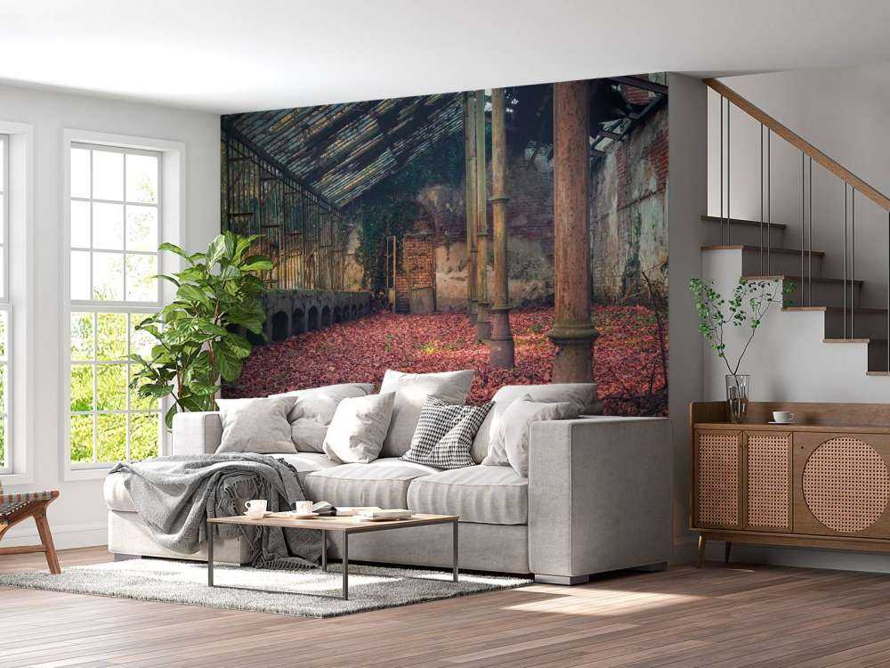 Casa abandonada con hojas
