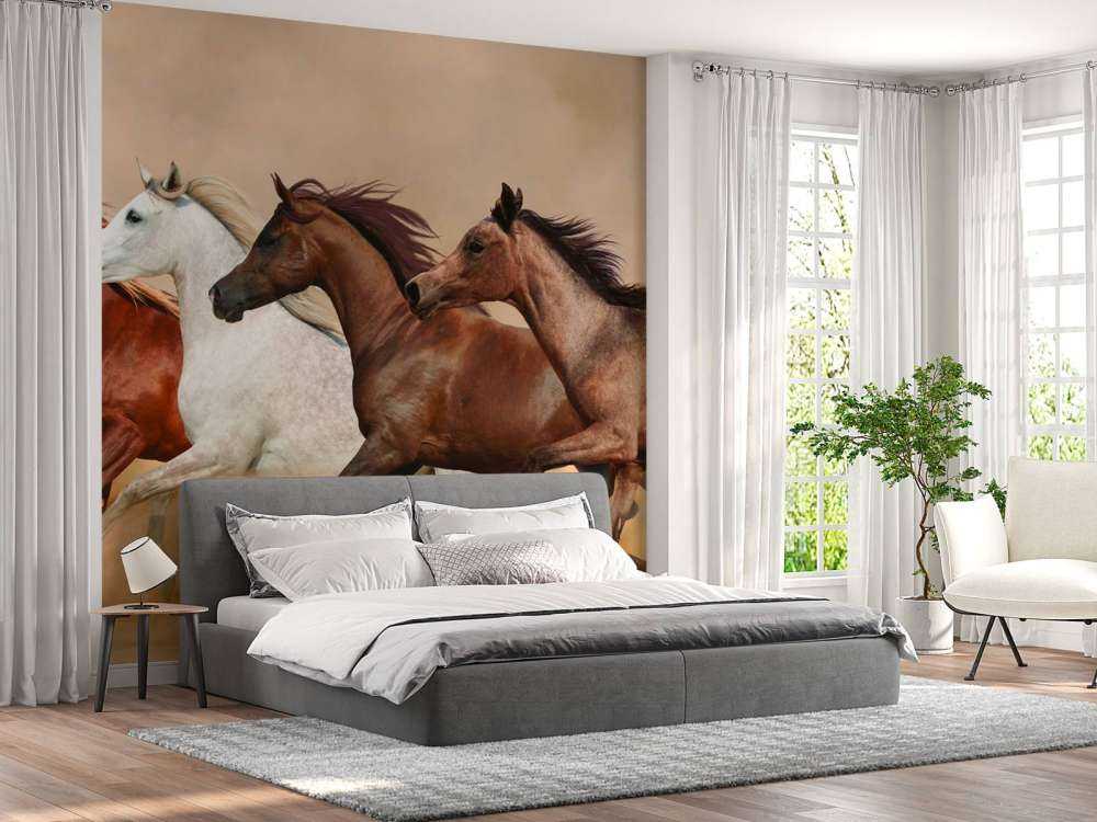 Caballos al galope en una tormenta de arena