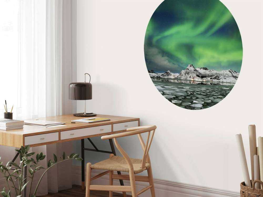 Aurora boreal sobre un paisaje invernal