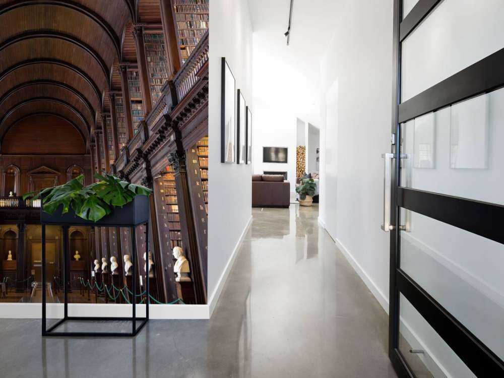 Sala de libros clásica con arcos