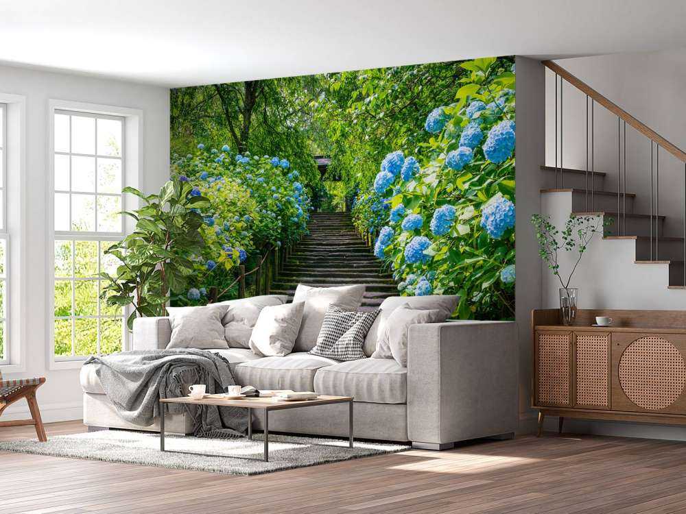 Escalera entre hortensias