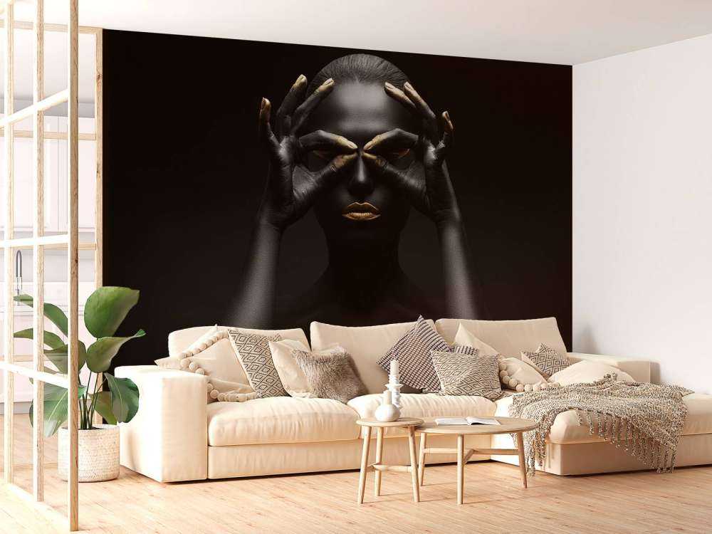 Mujer pintada de negro