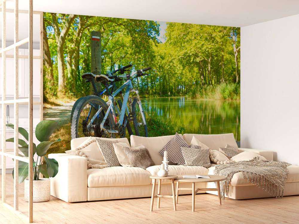 Bicicleta cerca de un río