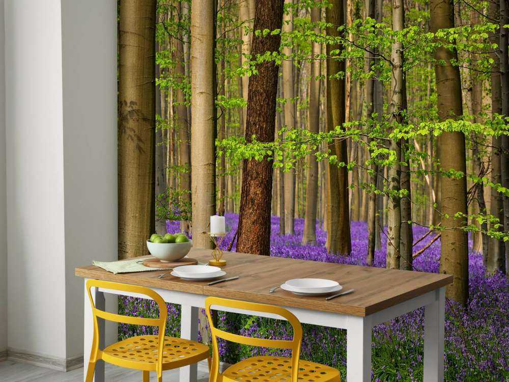 Bosque con flores moradas