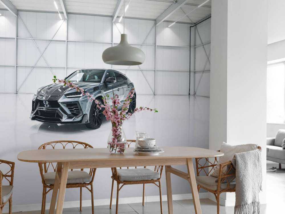Lamborghini en el salón blanco