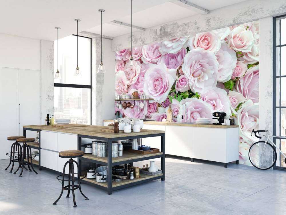 Coloridas rosas blancas y rosas