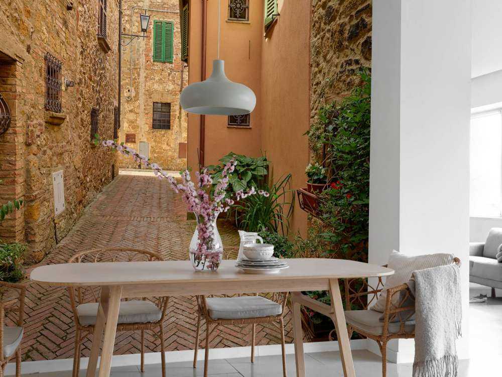 Calle con plantas y flores