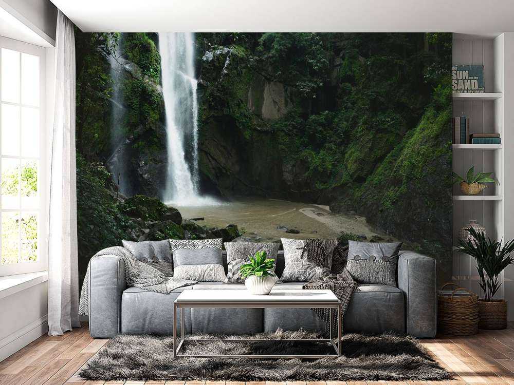 Cascada en un bosque profundo