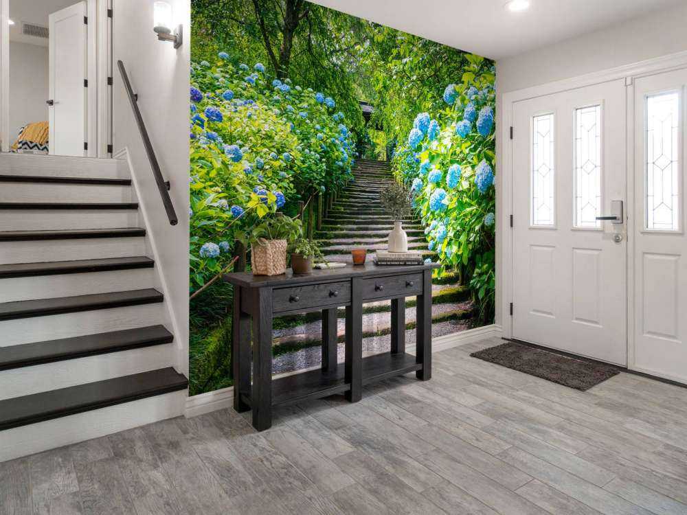 Escalera entre hortensias