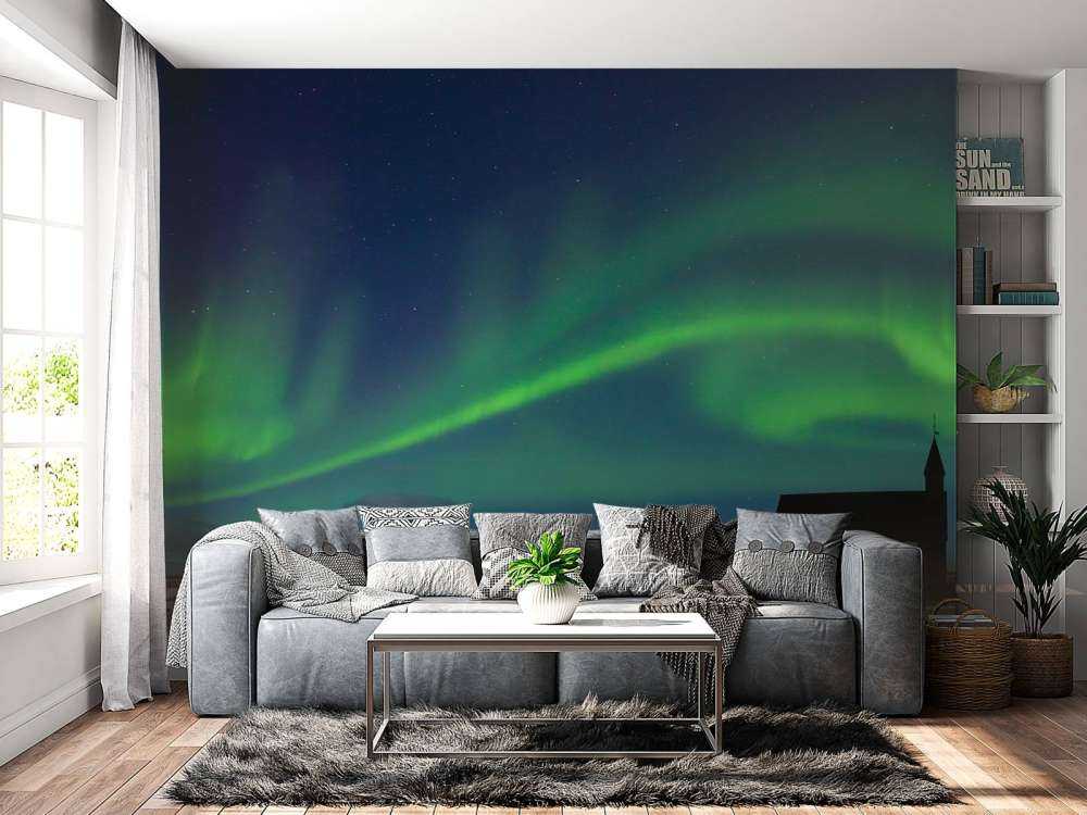 Aurora boreal sobre una iglesia