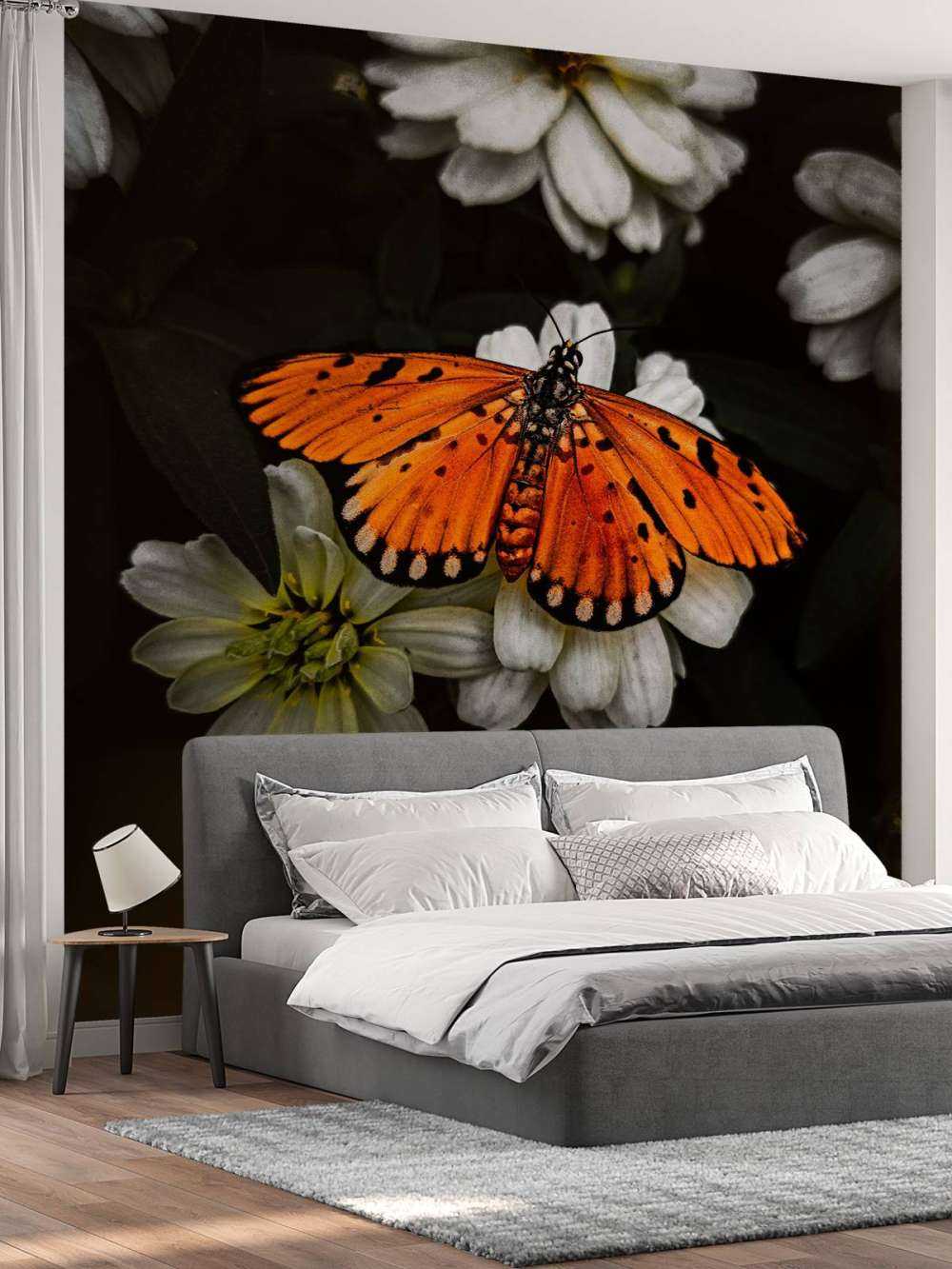 Mariposa monarca en una flor