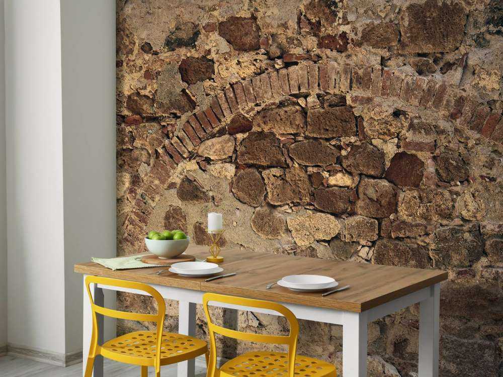 Muro antiguo con arco