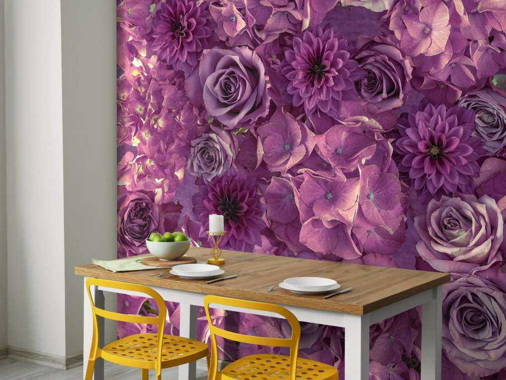 Hortensias, rosas y dalias moradas