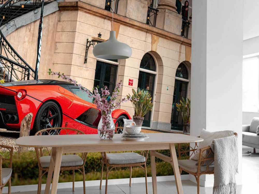 Ferrari laFerrari junto a una villa de lujo