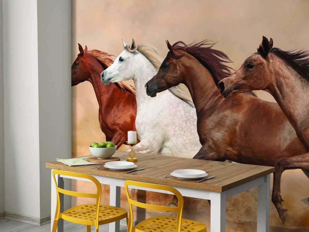 Caballos al galope en una tormenta de arena