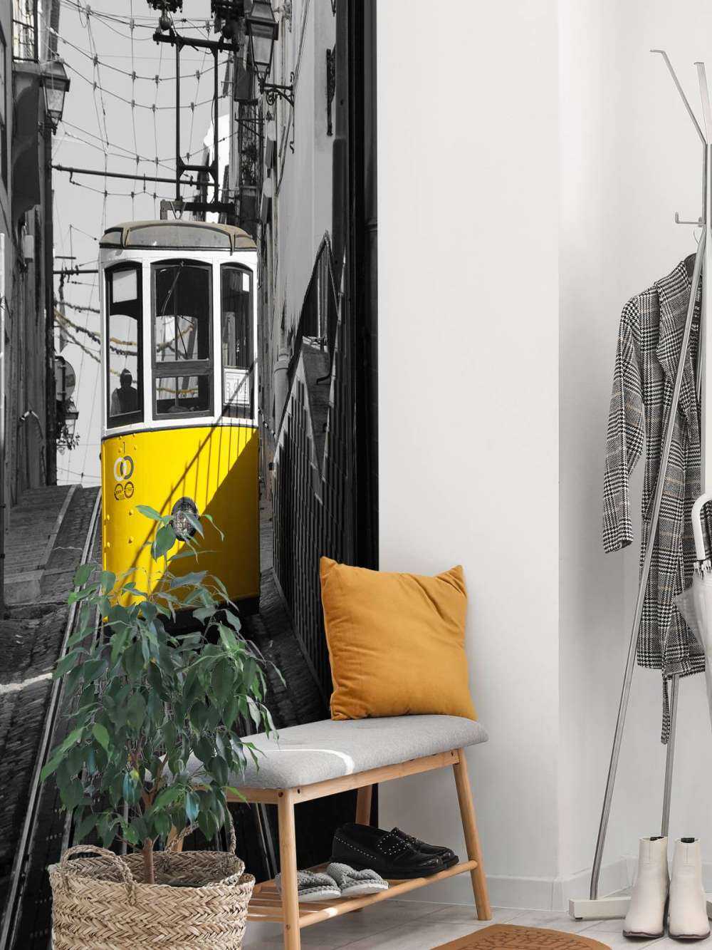 Tranvía negro y blanco amarillo