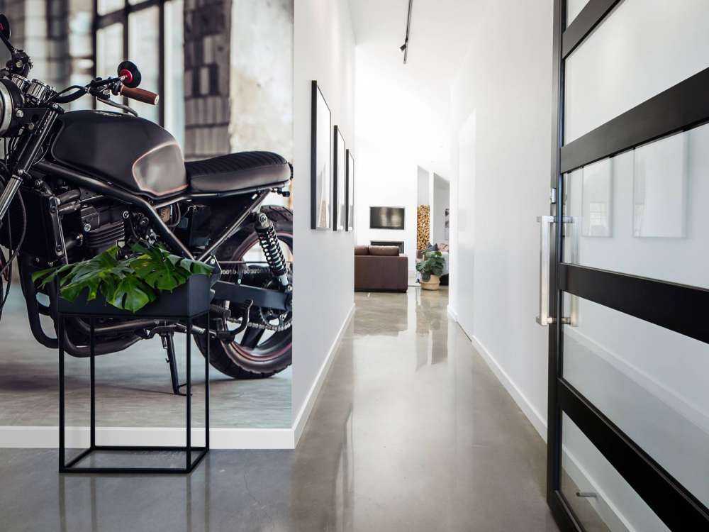 Motocicleta negra mate