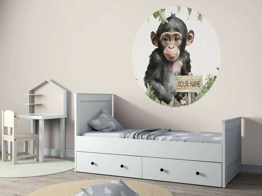 Chimpancé bebé en la selva