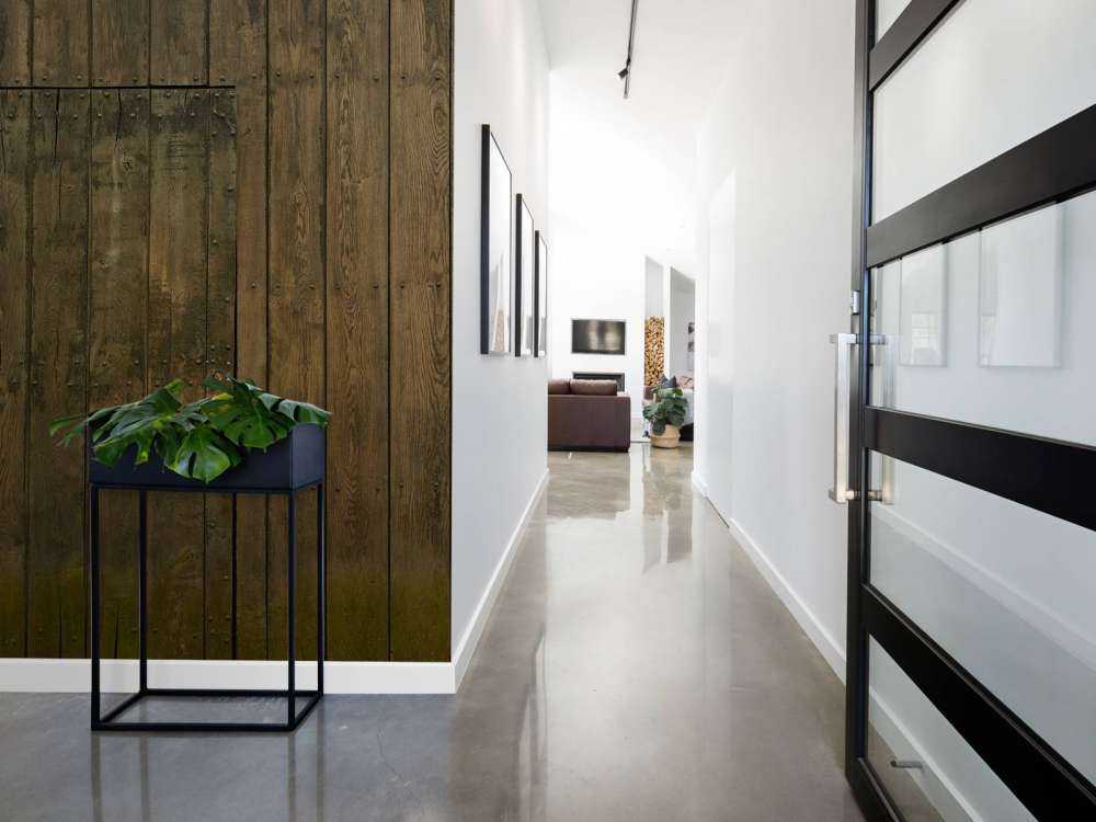 Pared de madera con puerta