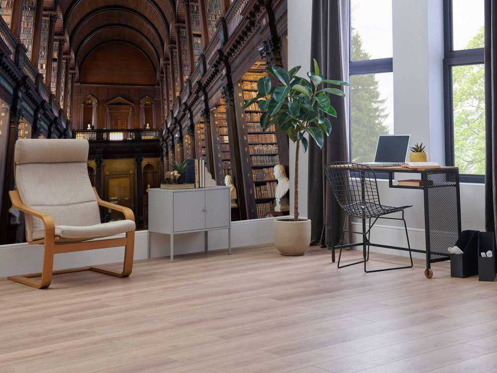 Sala de libros clásica con arcos