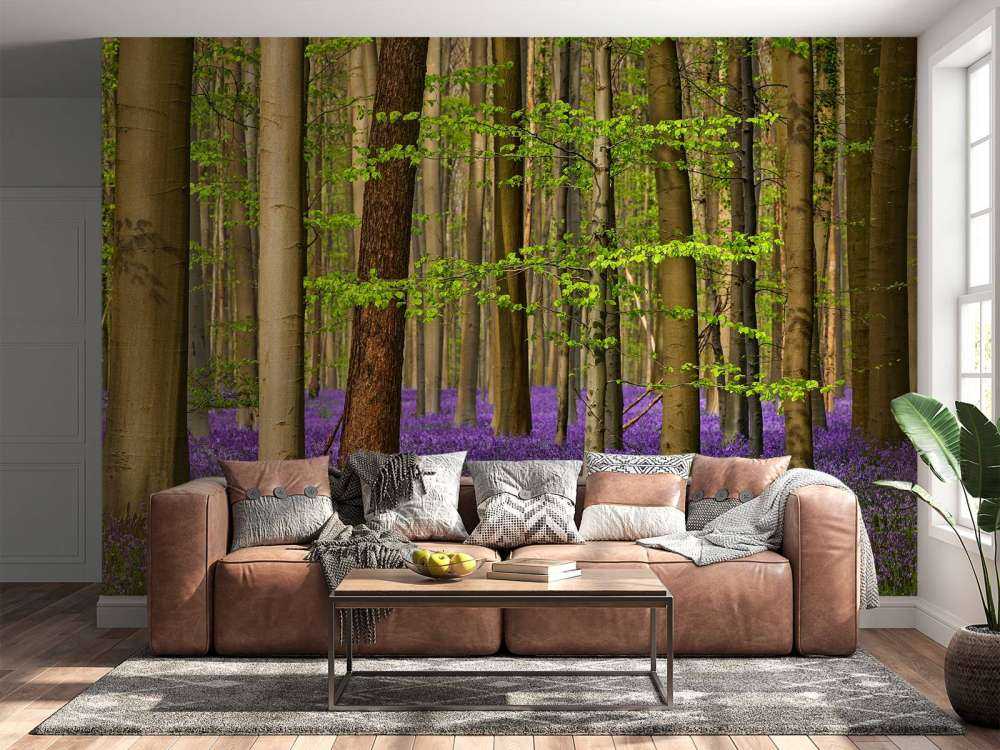 Bosque con flores moradas